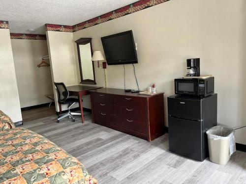约克镇约克镇汽车旅馆的酒店客房配有一张床、一台电视和一张书桌。
