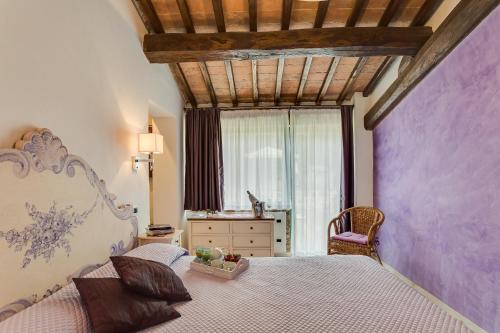 波吉邦西黎莱斯安蒂科博尔戈圣洛伦索酒店的一间卧室设有一张大床和一个窗户。