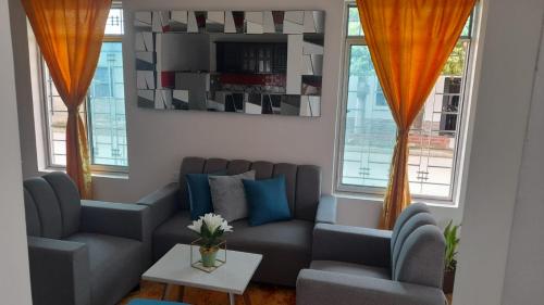 阿瓜奇卡Casa Hospedaje Sandra的客厅配有沙发和桌子