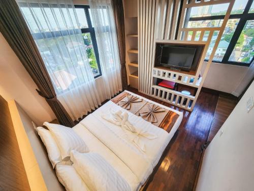 Rangoon AhloneHOTEL KEIO YANGON的小房间设有床和电视