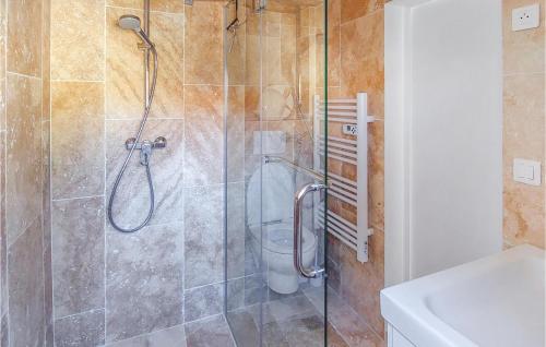 诺亚芒提亚Beautiful Home In Noirmoutier En Lile With House Sea View的浴室设有玻璃淋浴间和卫生间