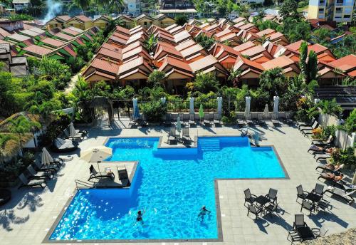 莱特鲁瓦西莱Hôtel Bambou & Spa的享有度假村游泳池的空中景致