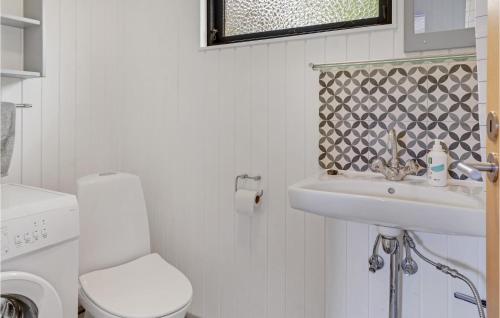 Bogø ByStunning Home In Bog By With Kitchen的白色的浴室设有水槽和卫生间。