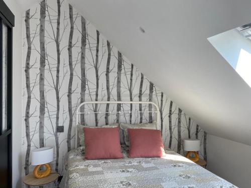 RonthonLa châtre的卧室配有一张墙上树木环绕的床