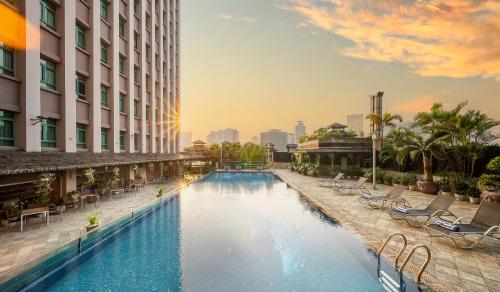 河内河内财神酒店的一座建筑物中央的游泳池