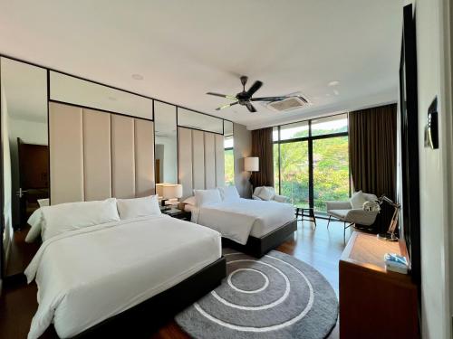 珍南海滩Merissa Luxury Private Pool Villa的一间带两张床的卧室和一间客厅