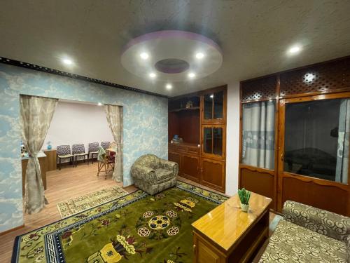 加德满都Dzambala Home的客厅配有沙发和桌子