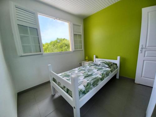 圣吕斯KORN LAMBIS的一间卧室设有一张床和一个窗口