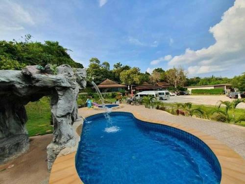 Ban Khao Rup Changสงขลาคีรี รีสอร์ท SongkhlaKeeree Resort的一个带瀑布的庭院内的游泳池