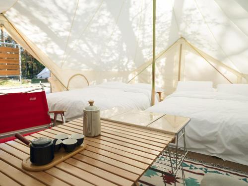 FutoK‘ｓCAMP伊豆高原　グランピング的帐篷内的木桌和两张床