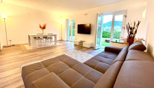 加尔达Guest Martilla Luxury & Garden的客厅配有棕色沙发和电视