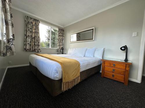 特威泽尔鲁塔尼瓦湖假日公园的一间卧室设有一张大床和一个窗户。