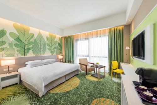 吉隆坡吉隆坡双威伟乐酒店的酒店客房,配有床和电视