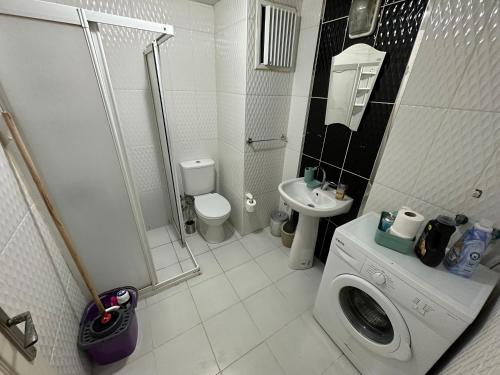 安塔利亚Tas Homes Antalya的浴室配有卫生间水槽和洗衣机。