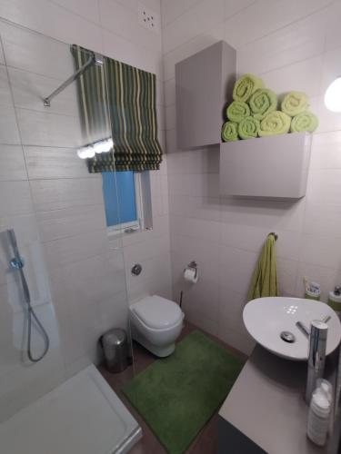 KirkopThe Luxury Home - Next to airport!的白色的浴室设有卫生间和水槽。