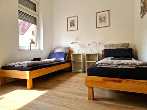 美因茨Burgunder - helle und geräumige Wohnung的一间卧室设有两张床和窗户。