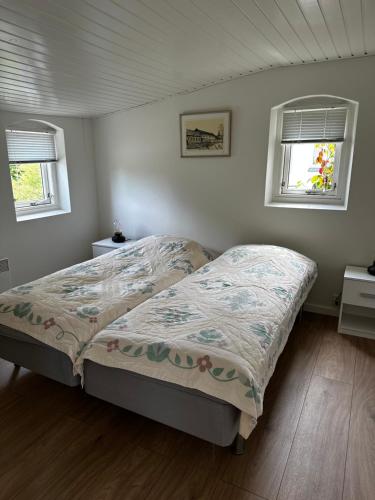 Fæbæk韦吉斯卡拉戈登酒店的一间卧室设有一张床和两个窗户。