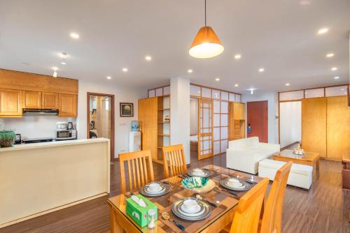 河内22housing Residence Suites 20 linh Lang的厨房以及带桌椅的起居室。