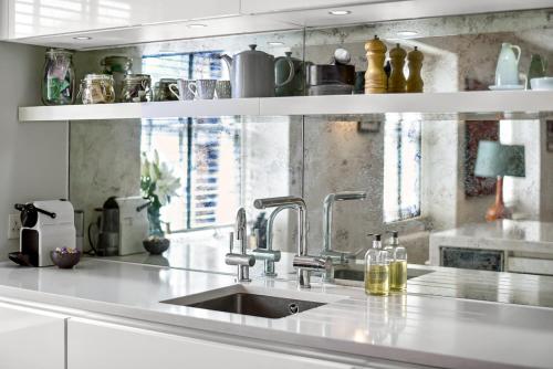 伦敦Woodbridge House Apartment的厨房配有水槽和台面