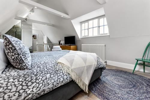 伦敦Woodbridge House Apartment的一间卧室设有一张床和一个窗口