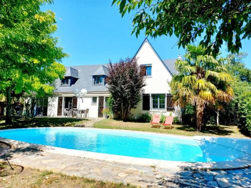 Montjean-sur-LoireLe Clos Beauséjour的房屋前有游泳池的房子