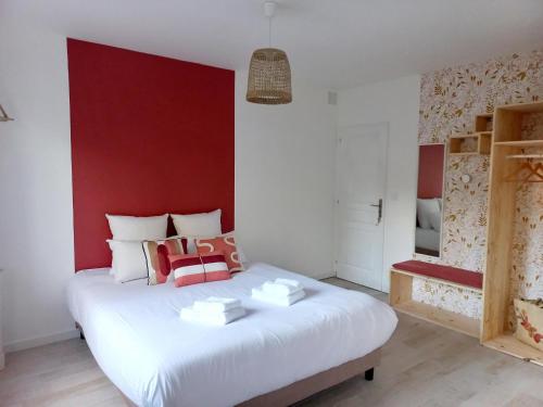 Montjean-sur-LoireLe Clos Beauséjour的卧室配有白色的床铺和红色的墙壁