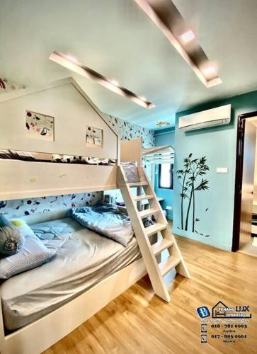 峇都丁宜Batu Ferringhi Luxurious Modern Designed 5BR House的一间卧室配有两张双层床。