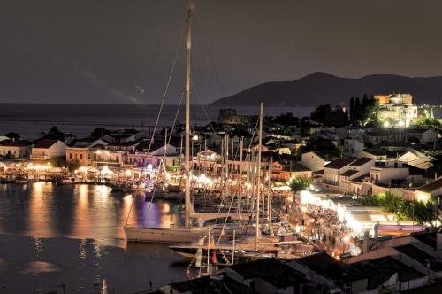 毕达哥利翁Stone Villa的一群船在晚上停靠在码头