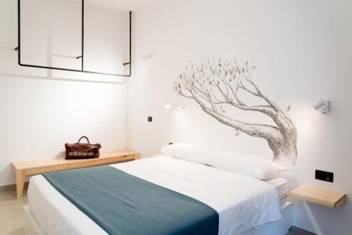 泰拉奇纳BOTTASSO17 Guest House a due passi dal mare的卧室配有一张壁挂式床