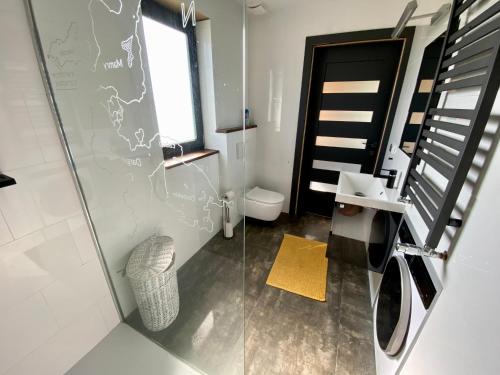 OgonkiMazurski Domek - Wake Up Home Ogonki的一间带玻璃淋浴和卫生间的浴室