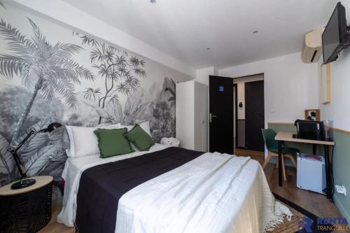 尼斯Room Riviera 3 Aéroport Wifi Climatisation的一间卧室配有一张带绿色枕头的大床