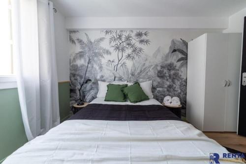 尼斯Room Riviera 3 Aéroport Wifi Climatisation的一间卧室配有一张带绿色枕头的大床