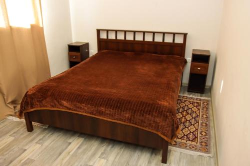 苏呼米Casa-Colina 2 вид на горы и море的一间卧室配有一张大床和两个扬声器