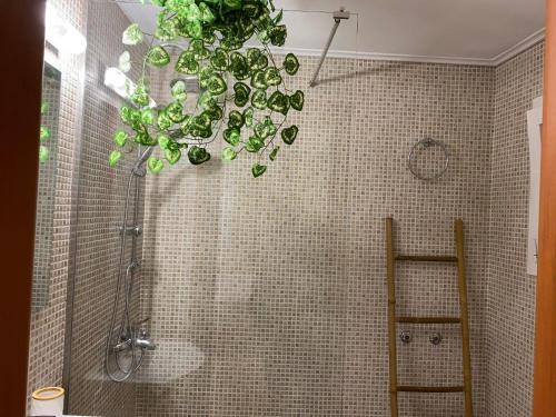 雅典Garden View Apartment的带淋浴和吊灯的浴室