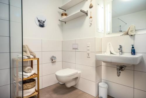 卡珀尔恩Koje No1的白色的浴室设有卫生间和水槽。