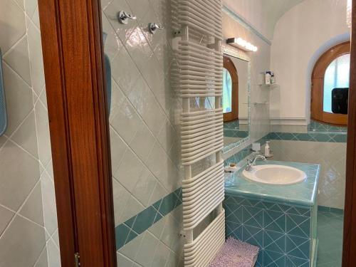 伊斯基亚Kiara Villas的一间带水槽和镜子的浴室