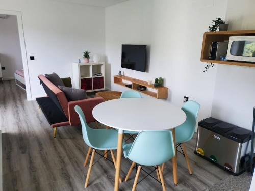 雷森迪Douro Mesio Guest House的客厅配有白色的桌子和椅子