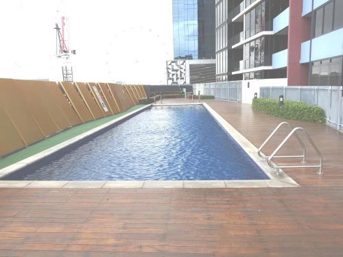 墨尔本AKOM AT Docklands的一座建筑物中央的游泳池