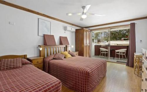 布鲁克林布鲁克林汽车旅馆的一间卧室设有两张床、一张桌子和一个窗口