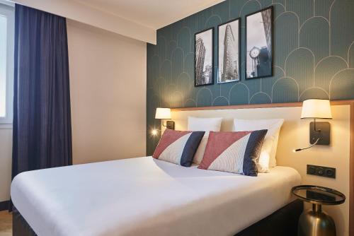 沙西约Hotel Gatsby by HappyCulture的一间位于酒店客房内的带大床的卧室