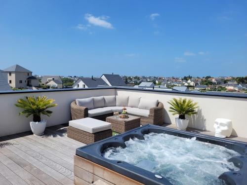 格朗维尔La Villa Thelma 5 étoiles, piscine, sauna et jacuzzi的阳台顶部的热水浴池
