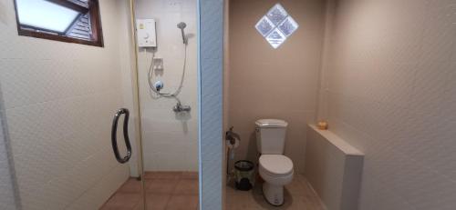 班泰Ko Phangan Beach Cottages的浴室设有卫生间和淋浴,两幅图片