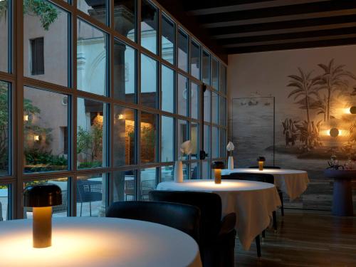 威尼斯云水之都的餐厅设有桌椅和大窗户。