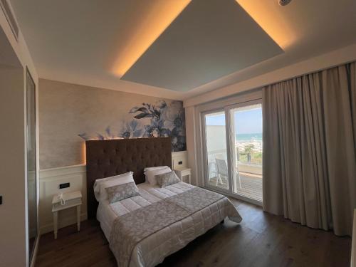 利多迪耶索罗切利尼公园酒店的一间卧室设有一张床和一个大窗户