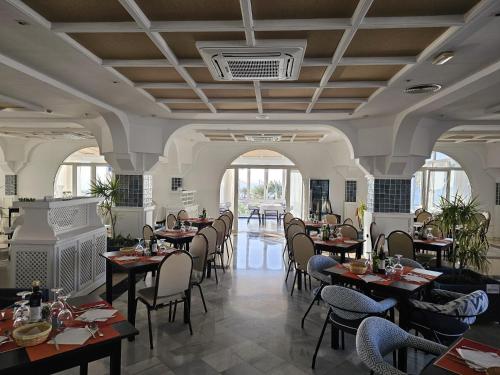 莫哈卡尔潘塔佐II酒店的一间在房间内配有桌椅的餐厅