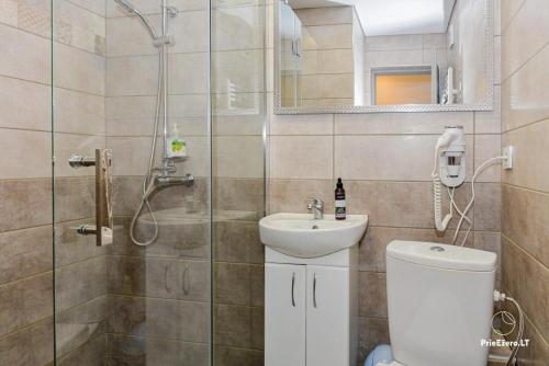 拉兹迪亚伊Guest House Simona的带淋浴、卫生间和盥洗盆的浴室