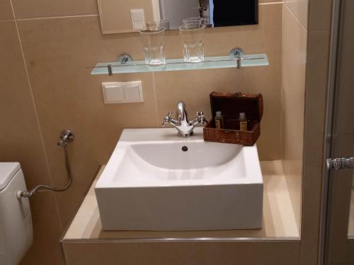 多瑙河畔克雷姆斯奥夫戴尔坤斯特美旅馆的浴室配有白色水槽和卫生间。