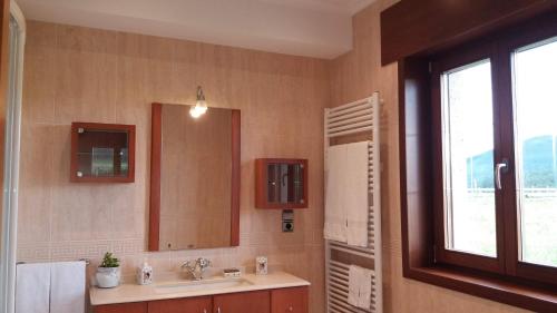 福斯Casa Aida的一间带水槽和镜子的浴室