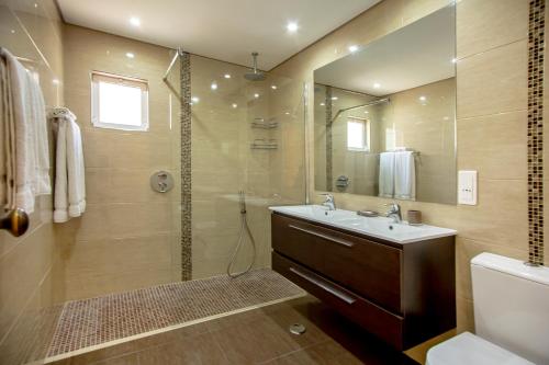 阿尔布费拉巴莱亚高尔夫村庄的带淋浴、盥洗盆和镜子的浴室