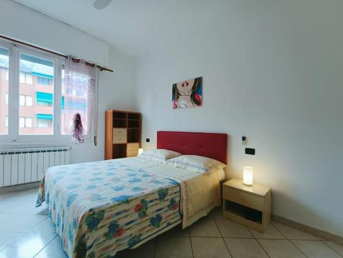 斯培西亚Casa SOFIA La Spezia的一间卧室设有一张大床和一个窗户。